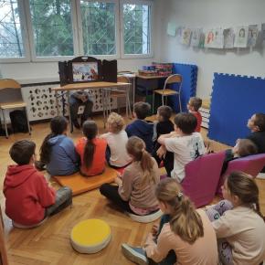 Teatrzyk kamishibai w bibliotece