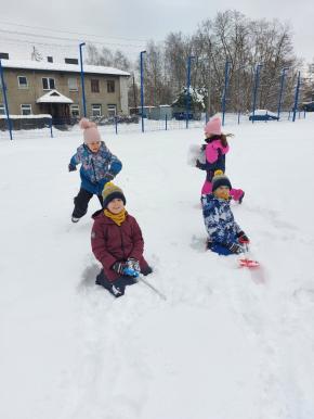 Zimowe zabawy na śniegu uczniów klasy IIIA